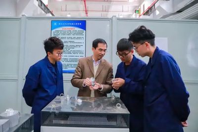 “寧送外賣不進(jìn)工廠”已成過去？應(yīng)屆畢業(yè)生揭秘 高端制造業(yè)的機(jī)電一體化專業(yè)真香